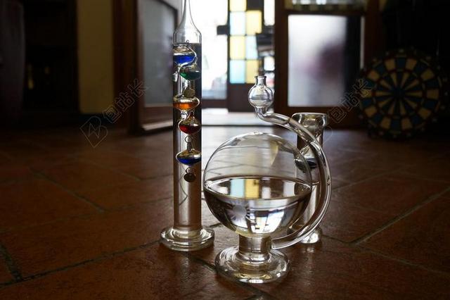 化学经典地板上的透明玻璃杯化学实验背景图片