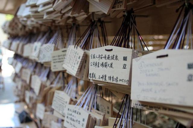 黄色文化古典挂着一起的板子祈福寺庙日式背景图片