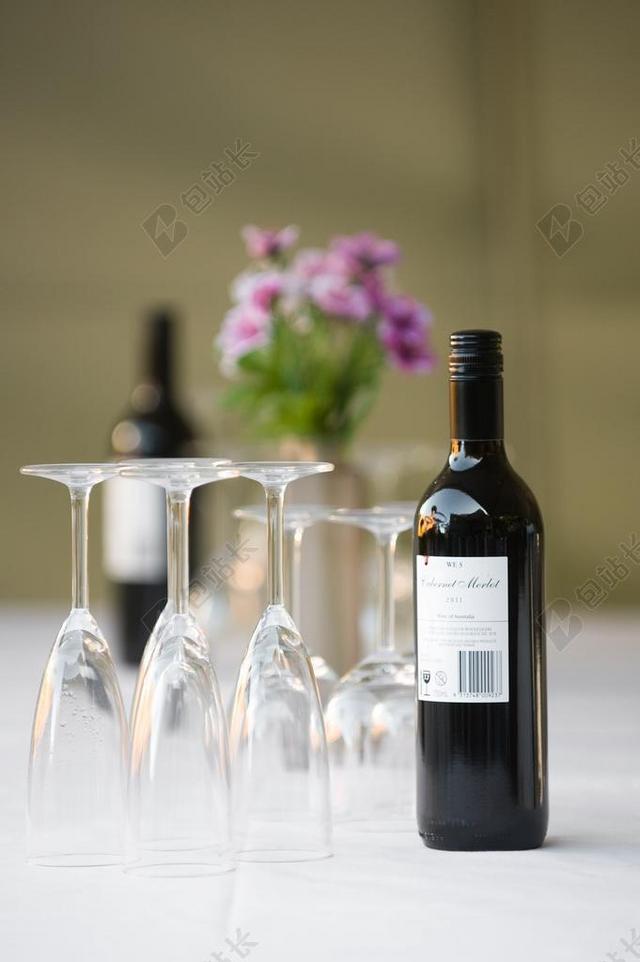 食物香醇酒杯和酒瓶子饮料酒背景图片