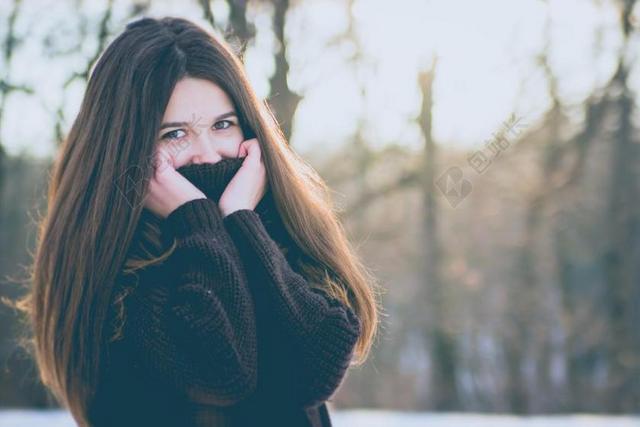 白黑人物可爱户外微笑的女孩笑容摄影人物背景图片