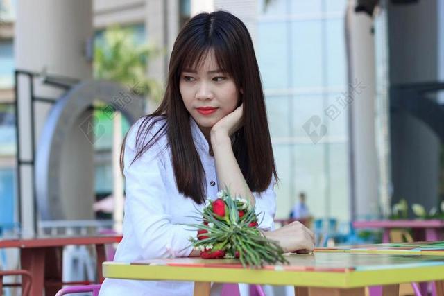 人物魅力坐在椅子上的长发女孩摄影街拍背景图片