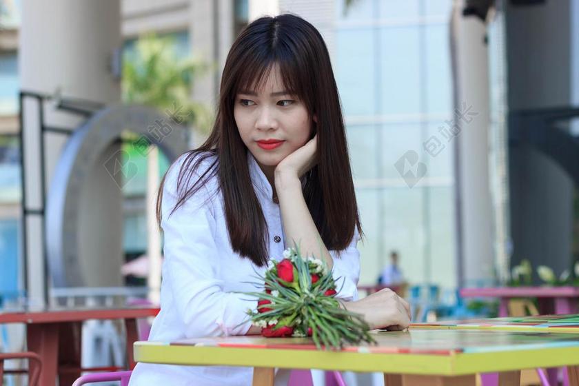 人物魅力坐在椅子上的长发女孩摄影街拍背景图片