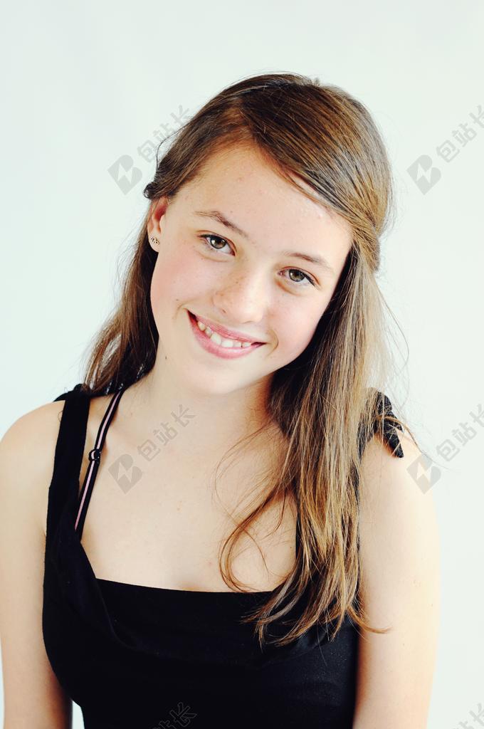 黄黑人物可爱微笑的女孩人物摄影笑容背景图片