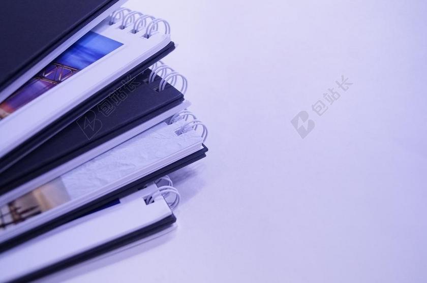 摄影简洁白色平面上的日历一角摆拍摄影背景图片