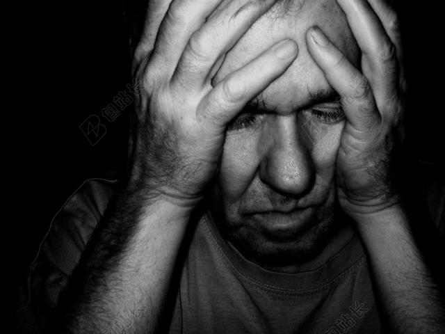 职业倦怠筋疲力尽抑郁症男子头痛图片