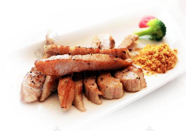 黄白食物美味肉块和蘸料美食肉食背景图片
