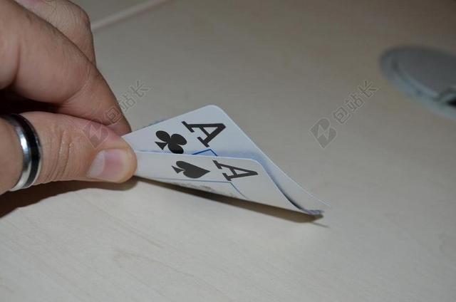 白色娱乐棋牌休闲手上拿着三张牌玩牌休闲背景图片