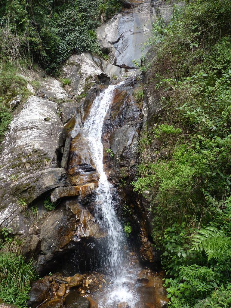 自然清澈山间岩石溪流山水自然背景图片