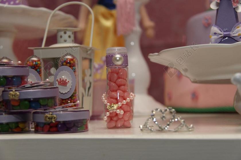 物品桌子上的儿童糖果背景图片