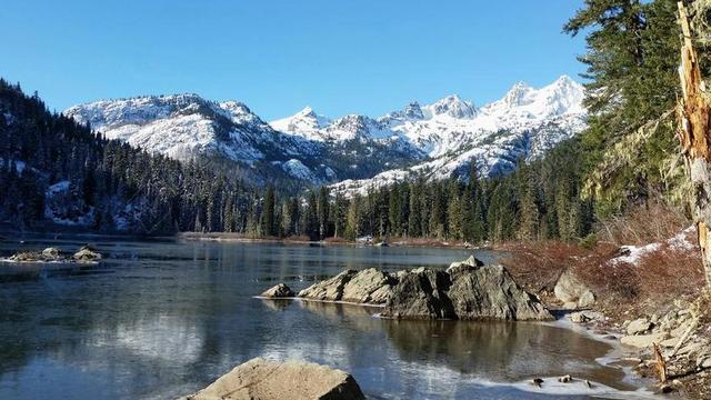 雪山山脉 湖 冰 自然 景观 山 山下湖 旅行 户外 晚间