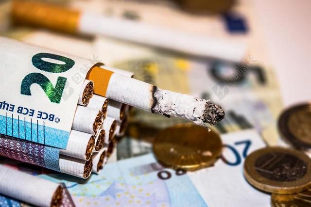 摄影深意香烟钱币吸烟金钱健康背景图片