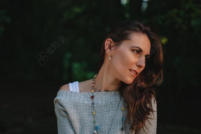 人物魅力长发女孩摄影摆拍背景图片