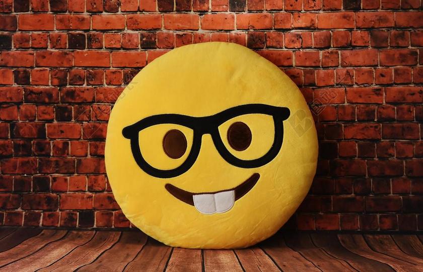 黄红玩具搞怪一个笑脸抱枕玩具背景图片