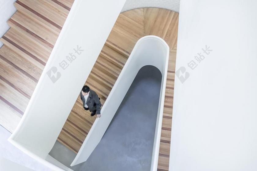 人物白色的楼梯和男人背景图片