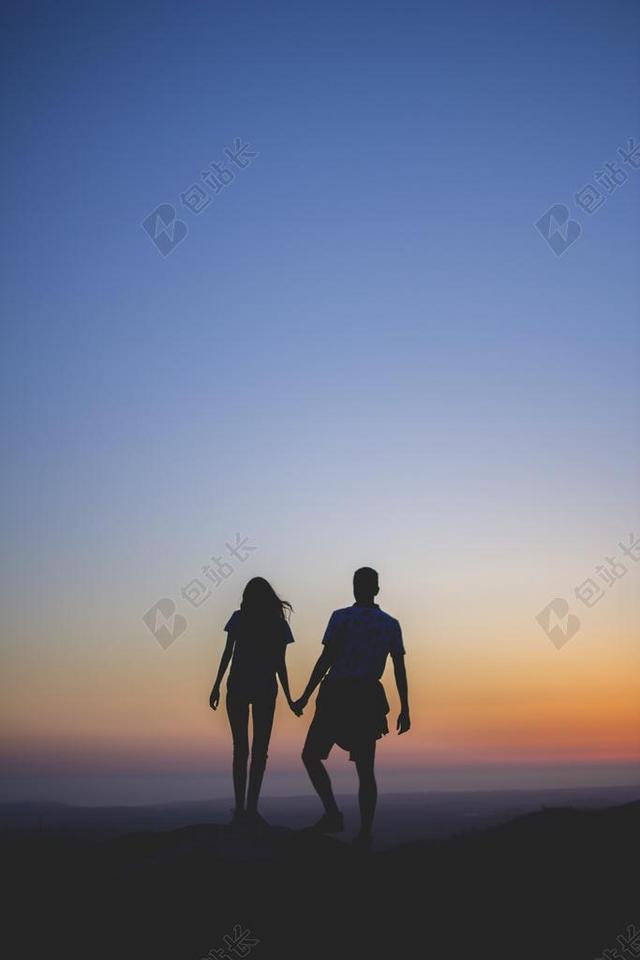 夫妇 男子 女子 两 的TOGETHE 控股 手 返回页首