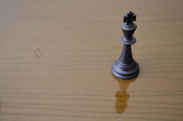 黄黑休闲桌面上的黑色棋子下棋博弈背景图片