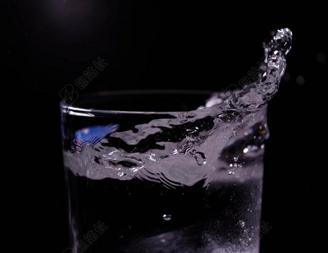 银色水透明杯子晃动的水水背景图片