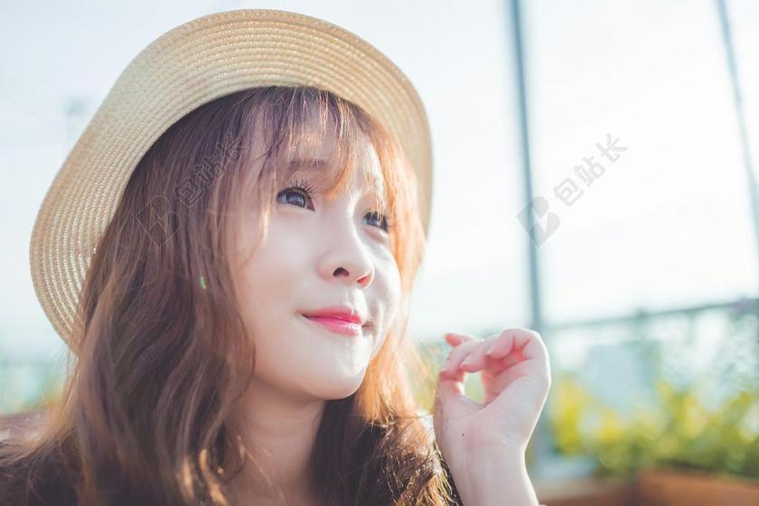 人物美丽阳光下的微笑女孩摄影笑容人物背景图片