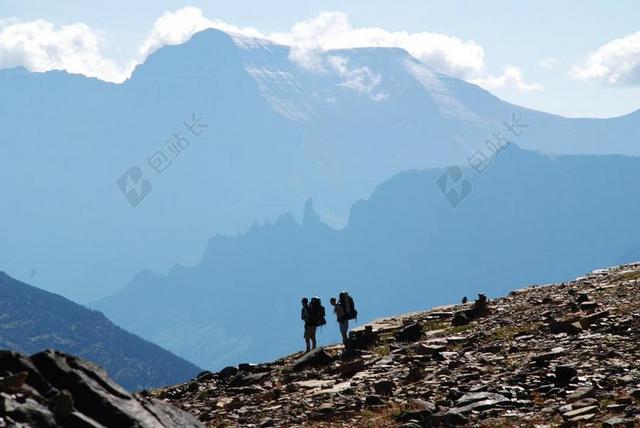 蓝黄运动蓝天下群山间登山男子运动登山户外背景图片