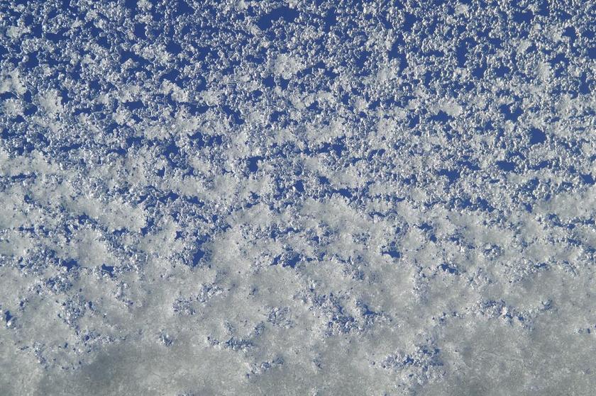 蓝白雪晶莹蓝天下的雪下雪近照背景图片