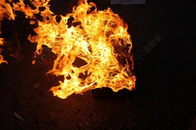 光影热烈正在熊熊燃烧的火焰光影火焰背景图片