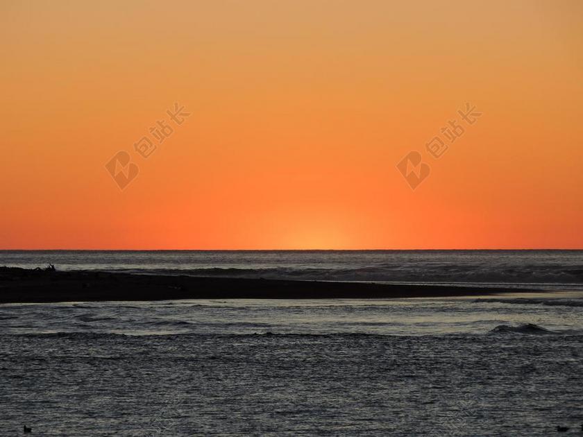 自然天边红色的旭日背景图片