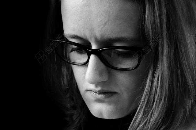 人物戴眼镜的女人照片背景图片