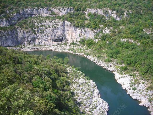 白绿自然开阔山野和流水山水自然旅游背景图片