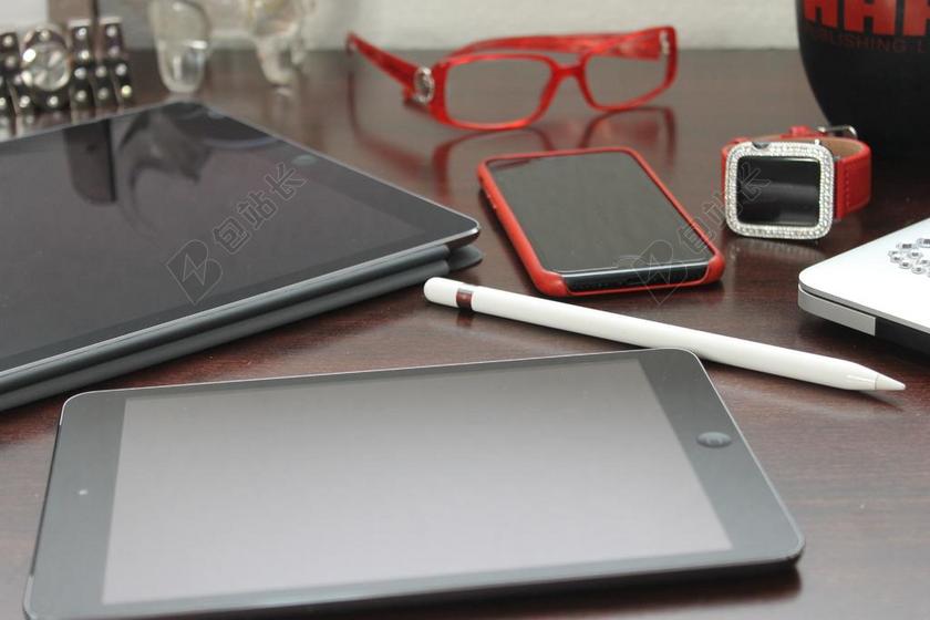 红色办公家居桌面科技电子产品手机平板手表背景图片