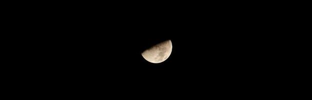黑白夜晚夜空天空天文月亮半个特写清晰背景图片