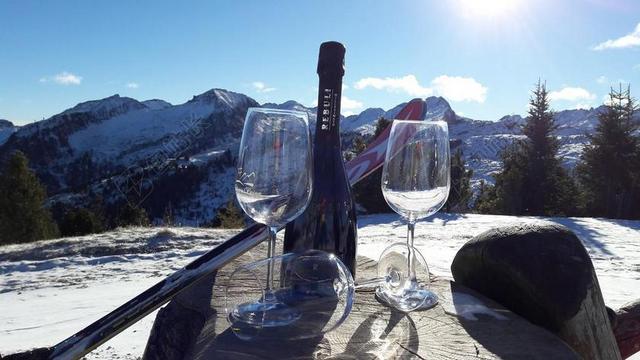 山区景点滑雪滑板休息葡萄酒玻璃酒杯干杯远景背景图片