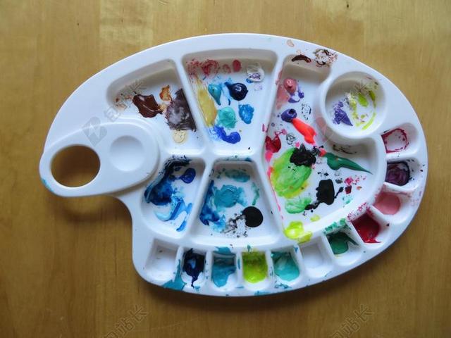 艺术绘画原材料工具塑料白色颜料盘使用五彩背景图片