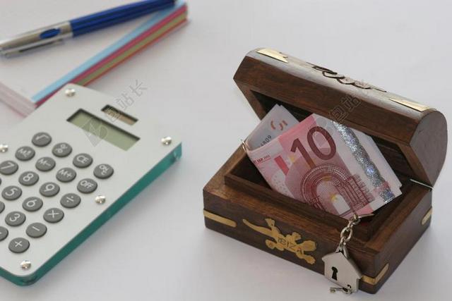 财务金融商业办公桌面计算器小木箱装小面额存放保存背景图片欧元
