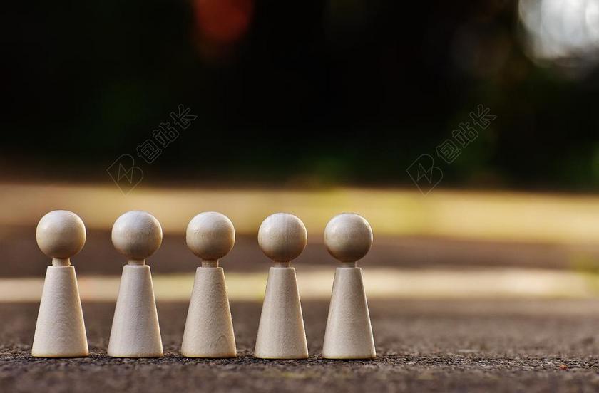 玩具儿童游戏木头木制棋子户外摆放象征意义背景图片