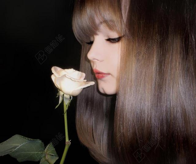 人像摄影棕发女孩年轻美丽闻嗅白色玫瑰花背景图片