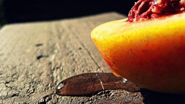 食物果实水果水蜜桃成熟多汁甜蜜一半桃核天然新鲜背景图片
