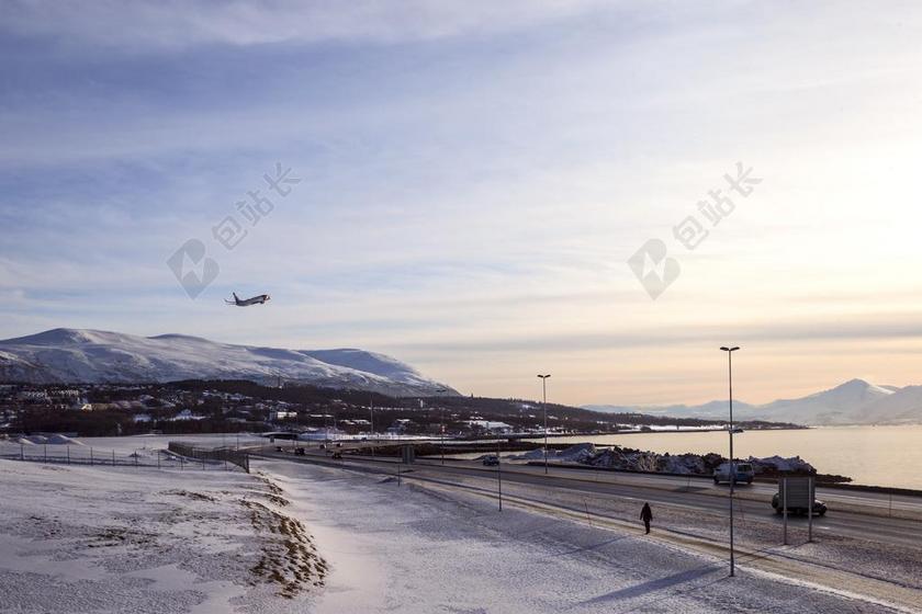 海边风景景观全景远景冬季寒冷冰岛公路远处飞机起飞背景图片