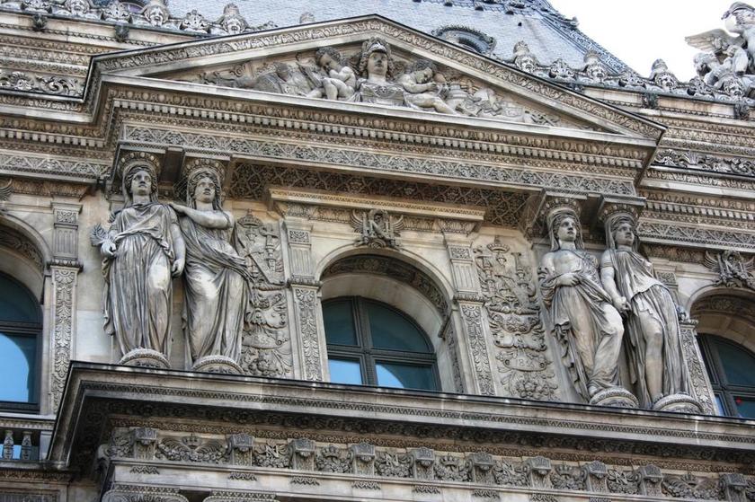 建筑名胜古迹景点著名巴黎卢浮宫外墙雕塑装饰女像柱特写背景图片