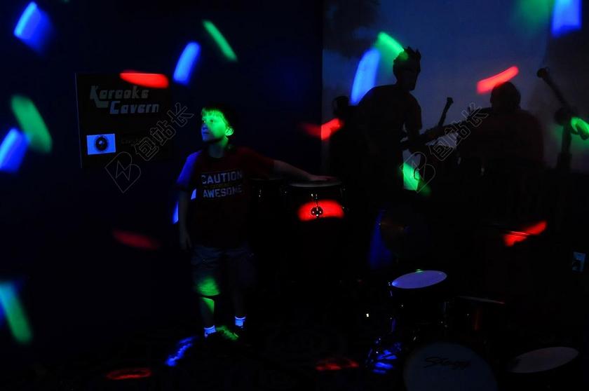 人物酒吧里的灯光和人群背景图片