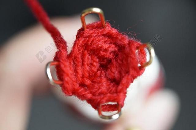 红色手工艺品制作过程毛线编织工具形状背景图片
