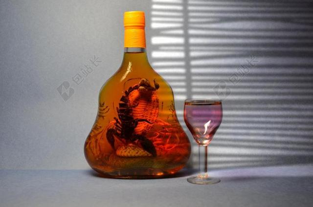 黄色广告自然写实药酒背景图片