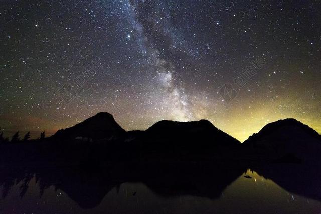 银河 星星 夜 空间 山 水 反思 天空 灯 发光 黑