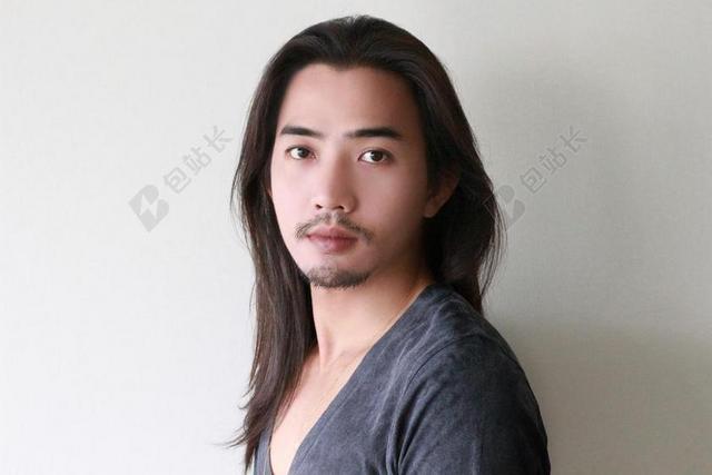 脸 长长的头发 男模