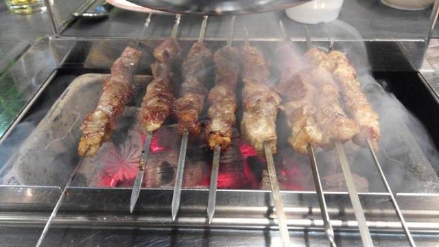 羔羊 羊肉串 焦嫩烤 人民共和国的中国食品 随地吐痰 串
