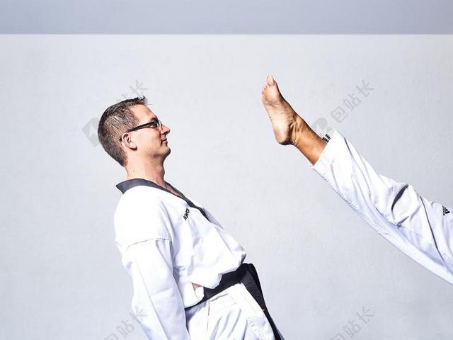 白色广告写实跆拳道踢腿背景图片