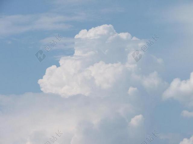 自然天空中白色的云团背景图片