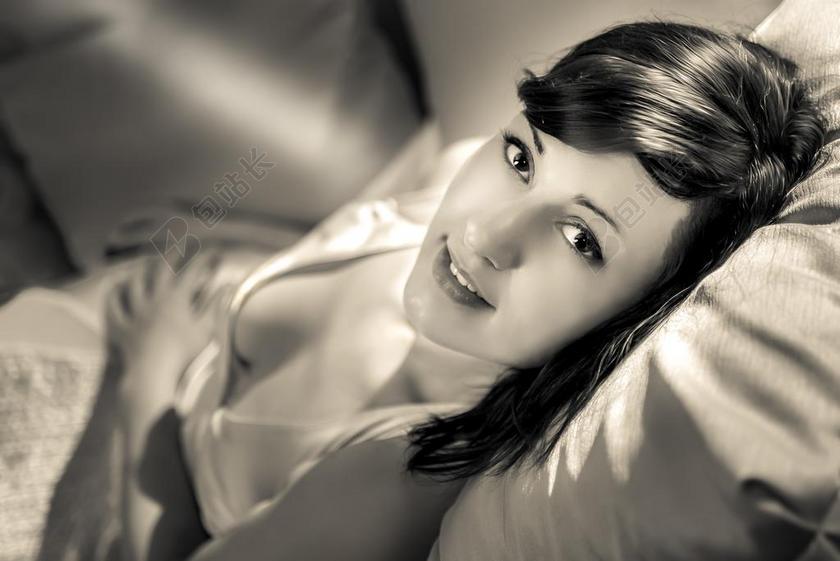 灰色人物性感躺在床上的女孩写真摄影人物背景图片