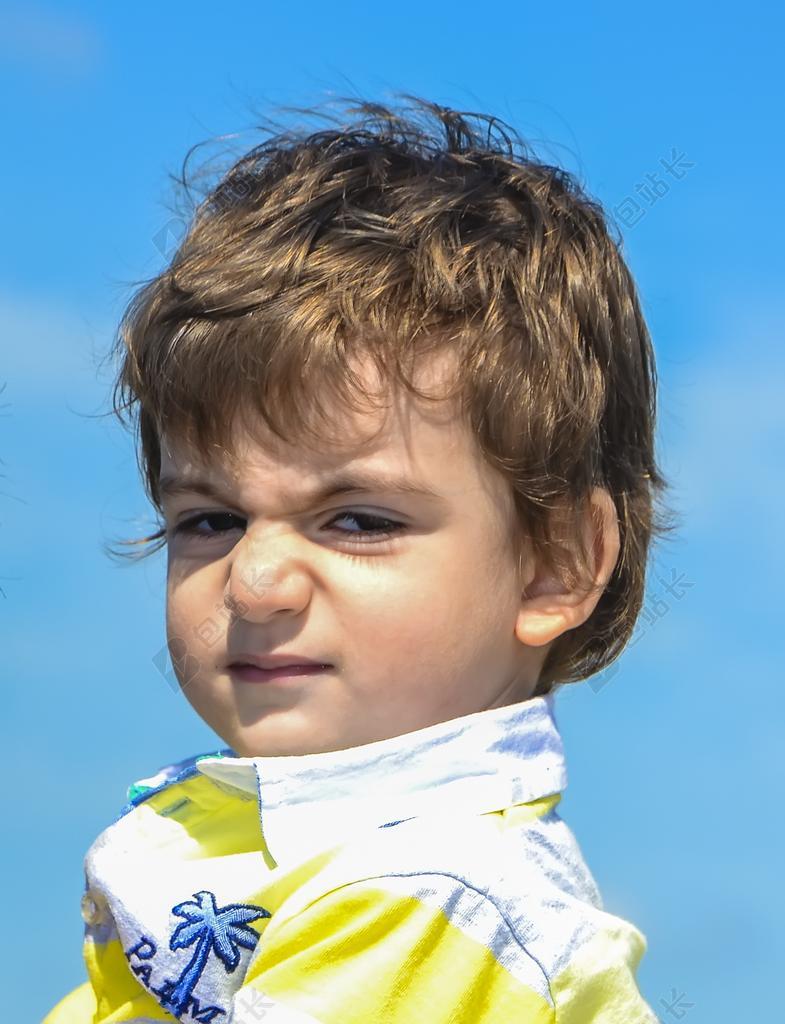 人物生气的卷发男孩背景图片