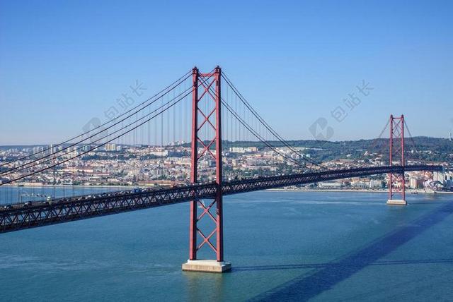 建筑海面上的钢铁大桥背景图片