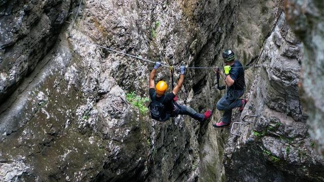 奥地利 山 高山 爬 攀登 绳桥 摆振 舵 峡谷 夏季